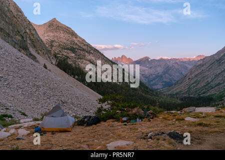 Sonnenaufgang Blick über Palisade Creek Valley mit des Teufels Felsen im Hintergrund. John Muir Trail/Pacific Crest Trail; Sequoia Kings Canyon Wilderness Stockfoto