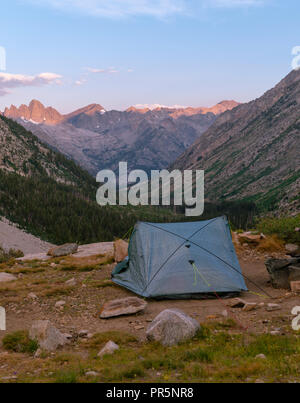 Sonnenaufgang Blick über Palisade Creek Valley mit des Teufels Felsen im Hintergrund. John Muir Trail/Pacific Crest Trail; Sequoia Kings Canyon Wilderness Stockfoto