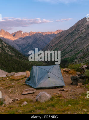 Sonnenaufgang Blick über Palisade Creek Valley mit des Teufels Felsen im Hintergrund. John Muir Trail/Pacific Crest Trail; Sequoia Kings Canyon Wilderness Stockfoto