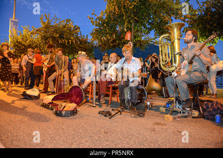 Lugano, Schweiz - 16. Juli 2016 - Frog & Henry am Buskers Festival in Lugano in der Schweiz live spielen Stockfoto