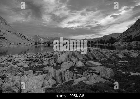 Sonnenaufgang Blick auf einem namenlosen See (direkt hinter dem See Marjorie). John Muir Trail/Pacific Crest Trail; Sequoia Kings Canyon Wilderness; Könige Cany Stockfoto