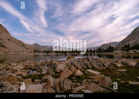 Sonnenaufgang Blick auf einem namenlosen See (direkt hinter dem See Marjorie). John Muir Trail/Pacific Crest Trail; Sequoia Kings Canyon Wilderness; Könige Cany Stockfoto