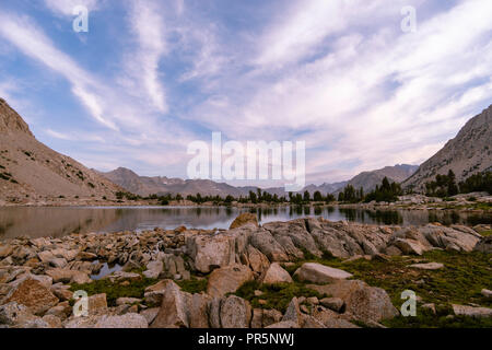 Sonnenaufgang Blick auf einem namenlosen See (direkt hinter dem See Marjorie). John Muir Trail/Pacific Crest Trail; Sequoia Kings Canyon Wilderness; Könige Cany Stockfoto