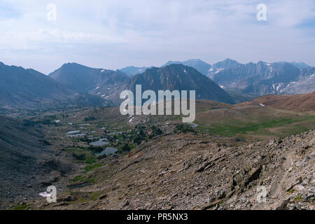 Hohe Betrachtungswinkel im Süden von pinchot Pass. John Muir Trail/Pacific Crest Trail; Sequoia Kings Canyon Wilderness; Kings Canyon National Park; Sie Stockfoto