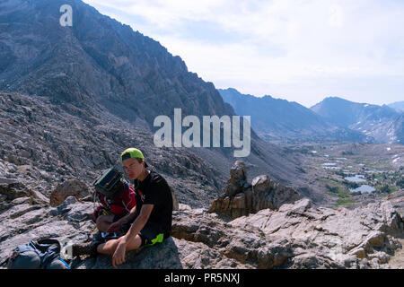 Ein Teenager Backpacker nimmt einen Bruch auf pinchot Pass. John Muir Trail/Pacific Crest Trail; Sequoia Kings Canyon Wilderness; Kings Canyon National Park Stockfoto