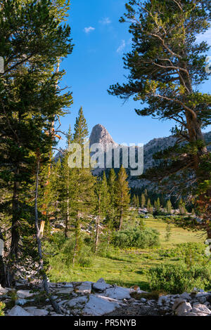 Sonnenuntergang von Fin Kuppel, in der Nähe der Pfeilspitze See, John Muir Trail/Pacific Crest Trail; Sequoia Kings Canyon Wilderness; Kings Canyon National Park; Sierra Stockfoto