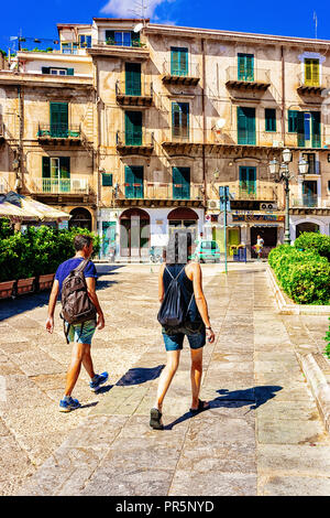 Monreale, Italien - 18 September, 2017: Die Menschen in der Straße in der Altstadt von Monreale, Sizilien, Italien Stockfoto