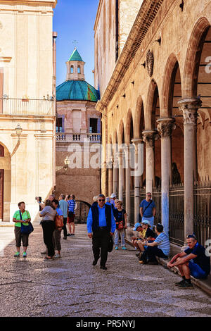 Monreale, Italien - 18 September, 2017: die Menschen an der Kathedrale von Monreale, Palermo Provinz Sizilien Stockfoto