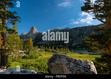 Sonnenuntergang von Fin Kuppel, in der Nähe der Pfeilspitze See, John Muir Trail/Pacific Crest Trail; Sequoia Kings Canyon Wilderness; Kings Canyon National Park; Sierra Stockfoto