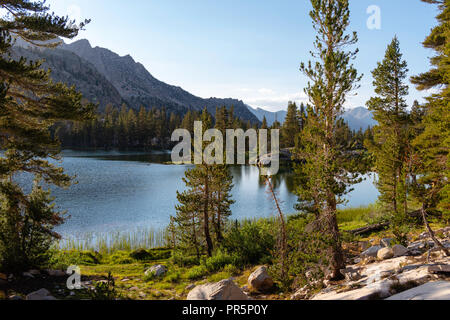 Sonnenuntergang an der Pfeilspitze See, John Muir Trail/Pacific Crest Trail; Sequoia Kings Canyon Wilderness; Kings Canyon National Park; Berge der Sierra Nevada, C Stockfoto