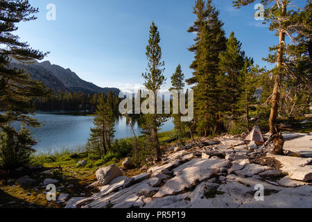 Sonnenuntergang an der Pfeilspitze See, John Muir Trail/Pacific Crest Trail; Sequoia Kings Canyon Wilderness; Kings Canyon National Park; Berge der Sierra Nevada, C Stockfoto