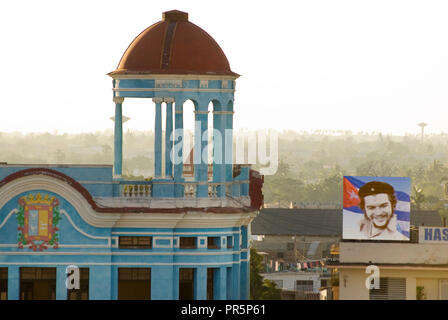 Flagge Che Guevara auf camagüey Innenstadt ältesten Gebäude in Kuba Stockfoto