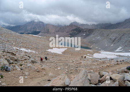 In der Nähe von Forrester Pass, Blick nach Süden, auf dem John Muir Trail/Pacific Crest Trail; Sequoia Kings Canyon Wilderness; Kings Canyon National Park; Sierra N Stockfoto