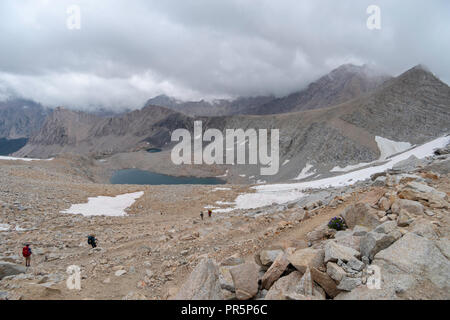 In der Nähe von Forrester Pass, Blick nach Süden, auf dem John Muir Trail/Pacific Crest Trail; Sequoia Kings Canyon Wilderness; Kings Canyon National Park; Sierra N Stockfoto