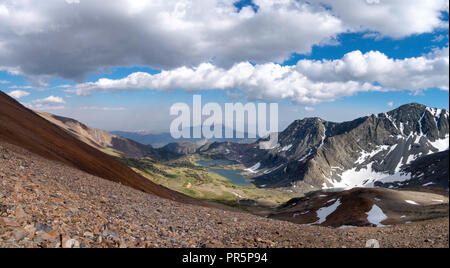 Süden Blick von Koip Pass nach Alger Seen; Ansel Adams Wilderness, Inyo National Forest, Sierra Nevada, Kalifornien, USA. Stockfoto