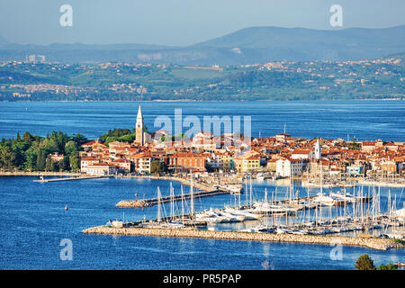 Panoramablick auf die Marina in der Adria in Izola Fischerdorf, Slowenien Stockfoto