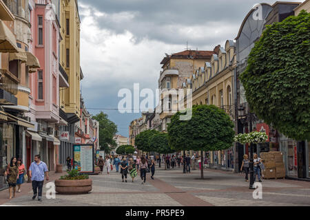 PLOVDIV, Bulgarien - 25. MAI 2018: Wenige Leute an der zentralen Straße in der Stadt von Plovdiv, Bulgarien Stockfoto