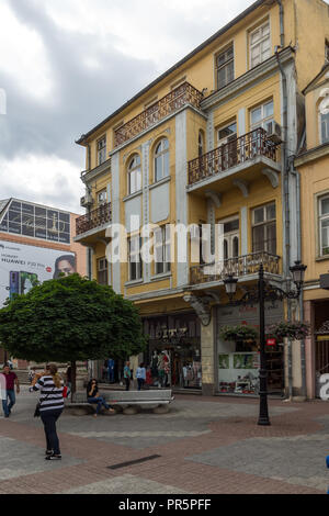 PLOVDIV, Bulgarien - 25. MAI 2018: Wenige Leute an der zentralen Straße in der Stadt von Plovdiv, Bulgarien Stockfoto