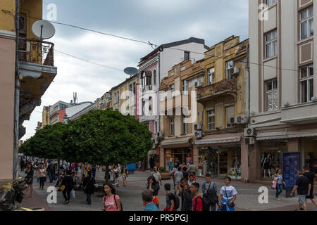 PLOVDIV, Bulgarien - 25. MAI 2018: Wenige Leute an der zentralen Straße in der Stadt von Plovdiv, Bulgarien Stockfoto