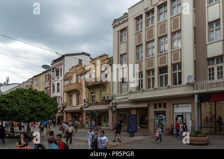 PLOVDIV, Bulgarien - 25. MAI 2018: Wenige Leute an der zentralen Straße in der Stadt von Plovdiv, Bulgarien Stockfoto