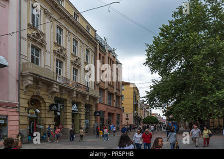 PLOVDIV, Bulgarien - 25. MAI 2018: Wenige Leute an der zentralen Straße in der Stadt von Plovdiv, Bulgarien Stockfoto