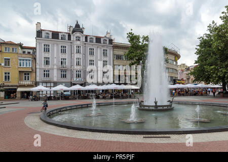 PLOVDIV, Bulgarien - 25. MAI 2018: Wenige Leute an der zentralen Straße in der Stadt von Plovdiv, Bulgarien Stockfoto