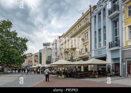 PLOVDIV, Bulgarien - 25. MAI 2018: Wenige Leute an der zentralen Straße in der Stadt von Plovdiv, Bulgarien Stockfoto