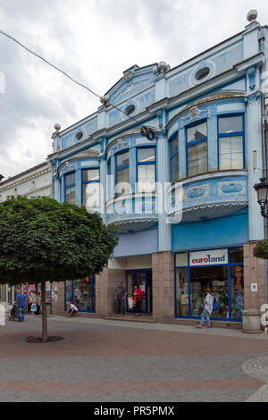 PLOVDIV, Bulgarien - 25. MAI 2018: Wenige Leute an der zentralen Straße in der Stadt von Plovdiv, Bulgarien Stockfoto