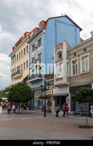 PLOVDIV, Bulgarien - 25. MAI 2018: Wenige Leute an der zentralen Straße in der Stadt von Plovdiv, Bulgarien Stockfoto