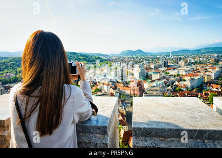 Mädchen Fotografieren der Panoramablick auf das historische Zentrum von Ljubljana, Slowenien Stockfoto
