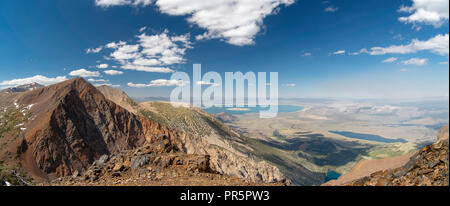 Anzeigen von Parker Pass ostwärts auf der Suche von der Seite von Parker Peak, mit Blick auf den Mono Lake in der Ferne; Ansel Adams Wilderness, Inyo National Für Stockfoto