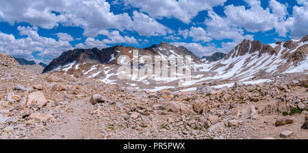 Blick nach Süden von Muir Pass. John Muir Trail/Pacific Crest Trail; Sequoia Kings Canyon Wilderness; Kings Canyon National Park; Sierra Nevada Stockfoto