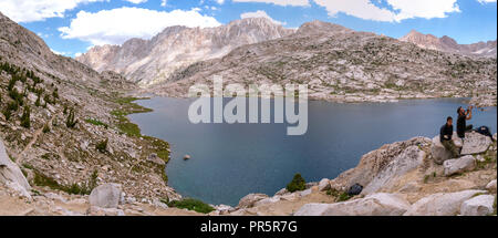 Vater und Sohn genießen Sie Ihr Mittagessen zusammen Sapphire See. John Muir Trail/Pacific Crest Trail; Sequoia Kings Canyon Wilderness; Kings Canyon National Pa Stockfoto