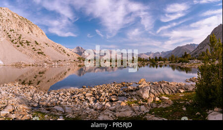 Sonnenaufgang Blick auf einem namenlosen See (direkt hinter dem See Marjorie). John Muir Trail/Pacific Crest Trail; Sequoia Kings Canyon Wilderness; Könige Cany Stockfoto