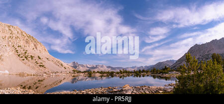 Sonnenaufgang Blick auf einem namenlosen See (direkt hinter dem See Marjorie). John Muir Trail/Pacific Crest Trail; Sequoia Kings Canyon Wilderness; Könige Cany Stockfoto