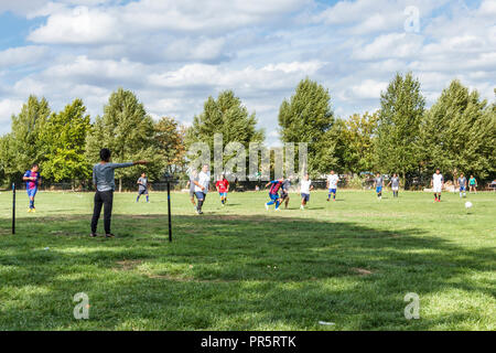 Ein Sonntag Fußballspiel in Springfield Park durch den Fluss Lea, London, UK Stockfoto