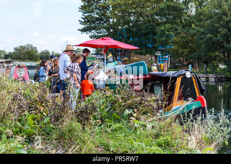 Ein Boot verkaufen Schallplatten auf den Fluss Lea am oberen Clapton, London, UK günstig Stockfoto