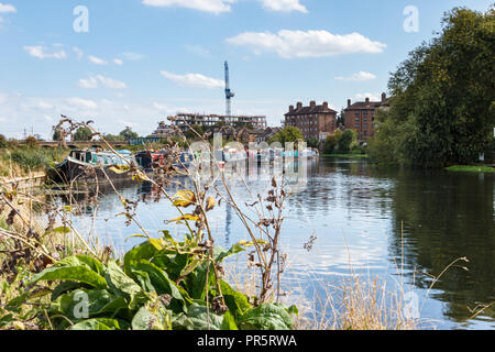 Boote auf dem Fluss Lea am oberen Clapton, London, UK Stockfoto