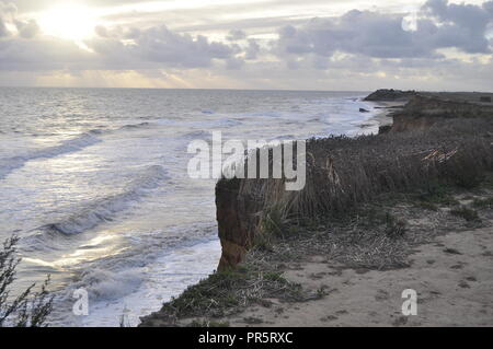 Küstenerosion an Happisburgh, nach Osten in Richtung Warenkorb Lücke, in North East Norfolk, England Großbritannien Stockfoto