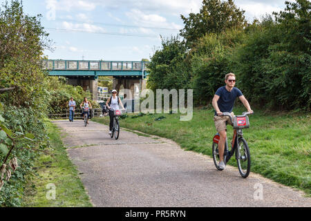 Radfahrer auf Walthamstow Marshes, London, UK Stockfoto