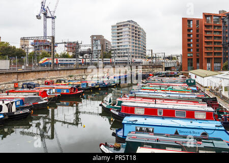 Narrowboats günstig in der St. Pancras Becken des Regent's Canal, neben der Eisenbahnlinie von St. Pancras International, London, UK, 2018 Stockfoto