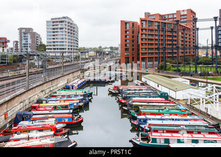 Narrowboats günstig in der St. Pancras Becken des Regent's Canal, neben der Eisenbahnlinie von St. Pancras International, London, UK, 2018 Stockfoto