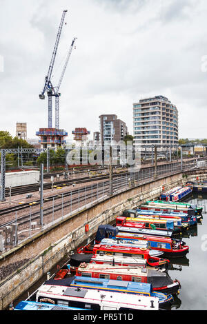 Narrowboats günstig in der St. Pancras Becken des Regent's Canal, neben der Eisenbahnlinie von St. Pancras International, London, UK, 2018 Stockfoto