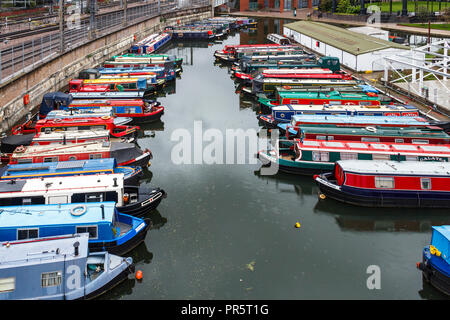 Narrowboats günstig in der St. Pancras Becken des Regent's Canal, neben der Eisenbahnlinie von St. Pancras International, London, UK, 2018 Stockfoto