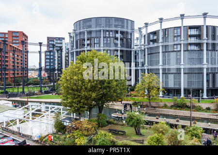 Die rekonstruierten und erhaltenen viktorianischen Gasometer am St. Pancras Lock, King's Cross, London, UK, 2018 Stockfoto