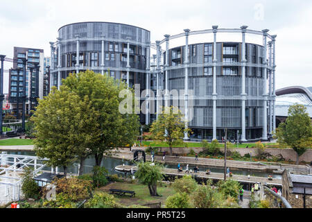 Die rekonstruierten und erhaltenen viktorianischen Gasometer am St. Pancras Lock, King's Cross, London, UK, 2018 Stockfoto