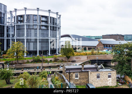 Die rekonstruierten und erhaltenen viktorianischen Gasometer am St. Pancras Lock, King's Cross, London, UK, 2018 Stockfoto