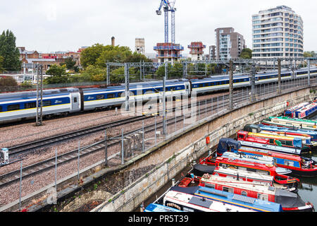 Narrowboats günstig in der St. Pancras Becken des Regent's Canal, neben der Eisenbahnlinie von St. Pancras International, London, UK, 2018 Stockfoto