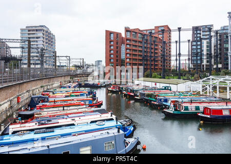 Narrowboats günstig in der St. Pancras Becken des Regent's Canal, neben der Eisenbahnlinie von St. Pancras International, London, UK, 2018 Stockfoto