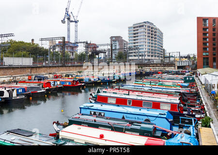 Narrowboats günstig in der St. Pancras Becken des Regent's Canal, neben der Eisenbahnlinie von St. Pancras International, London, UK, 2018 Stockfoto